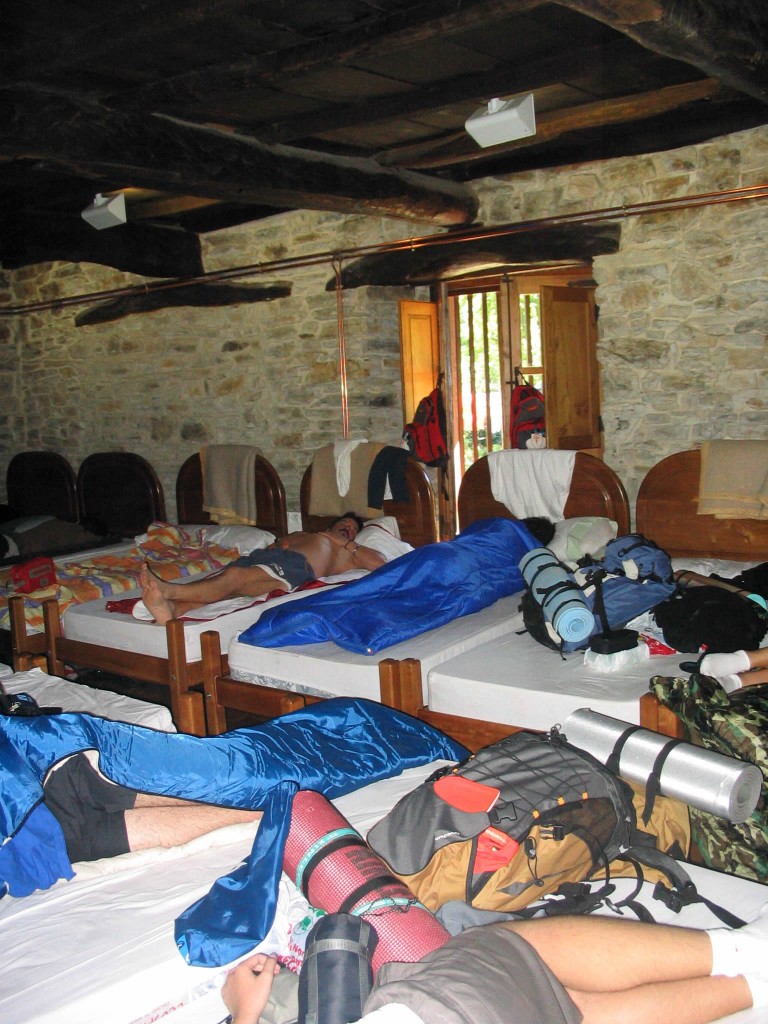 Peregrinos durmiendo la siesta- Albergue de Pereje
