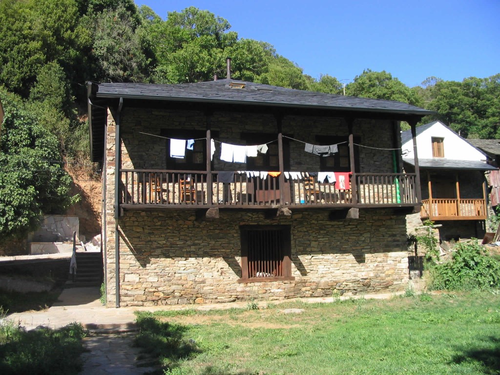 Imagen del Albergue de Pereje - Terraza trasera y jardín