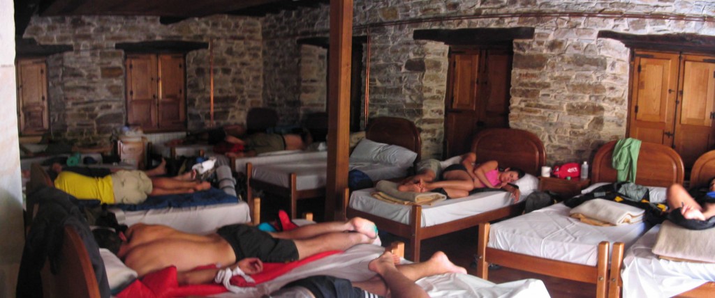 Imagen Peregrinos durmiendo siesta en el Albergue de Pereje